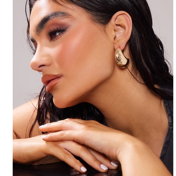 3/$35 NWT PrettyLittleThing-Gold Curved Drop Stud Earrings - Picture 1 of 3